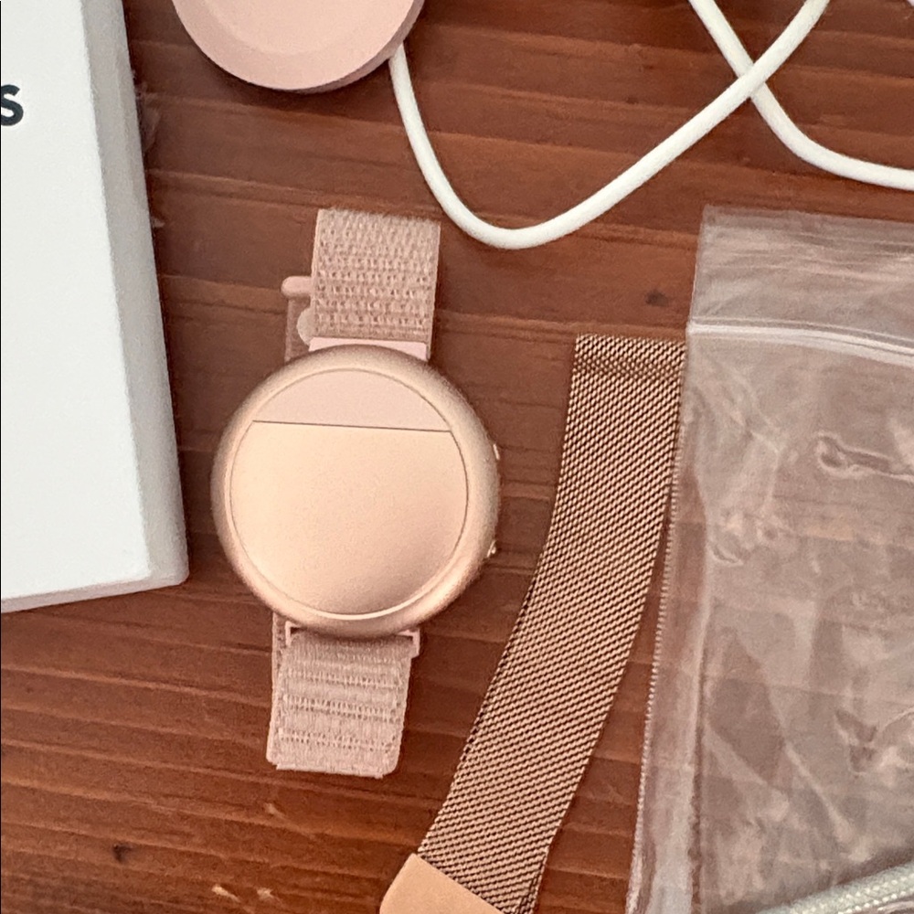 Wave 2 Rose Gold Wearable includes two bands - Picture 2 of 5
